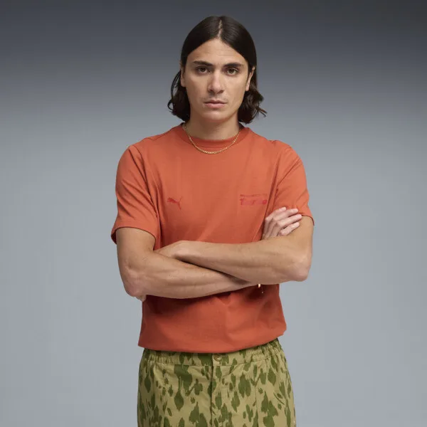 Playera PUMA Porsche Legacy Essentials para Hombre en Talle Chica Amarena